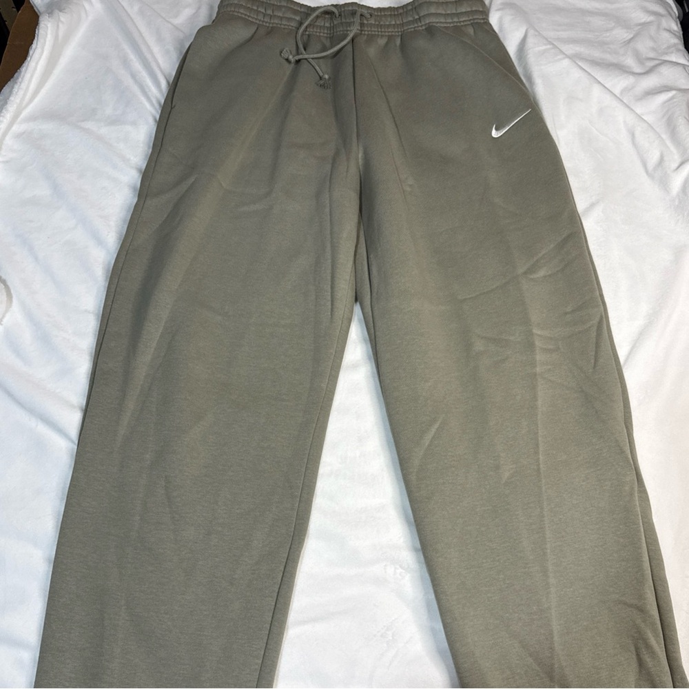 Nike Women’s Sweatpants Oversized Light Army Green Small New Fleece